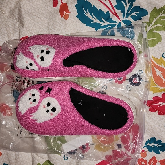 Brand New ghosts 👻 slippers - Picture 4 of 5